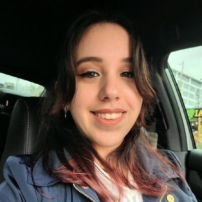 Portrait of Amanda Fernandez.